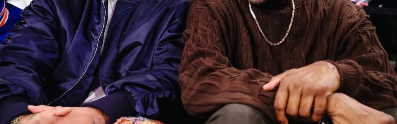 乐鱼官网-两位伟大的球员！尼克斯社媒晒安东尼与尤因今日场边合影