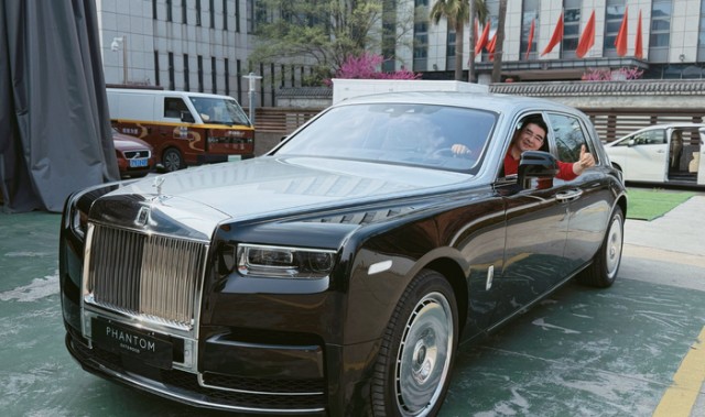 乐鱼专属资源-陈光标赠张雪1300万劳斯莱斯，赞其撑起中国摩托车希望|幻影|赛车|葡萄牙|南京|锦标赛_新浪体育_新浪新闻